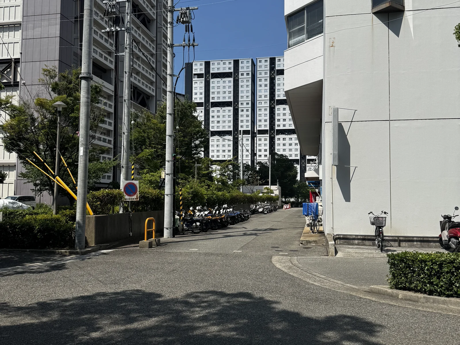 芦屋浜医療センター南側にある駐車場進入路の入口