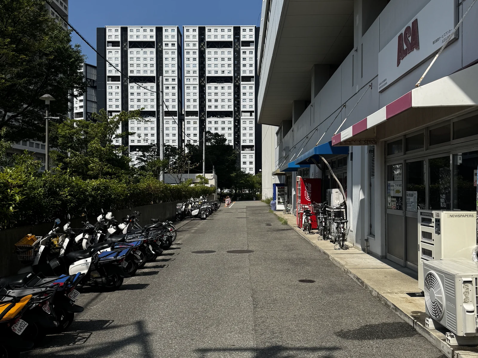 建物沿いに直進する駐車場進入路